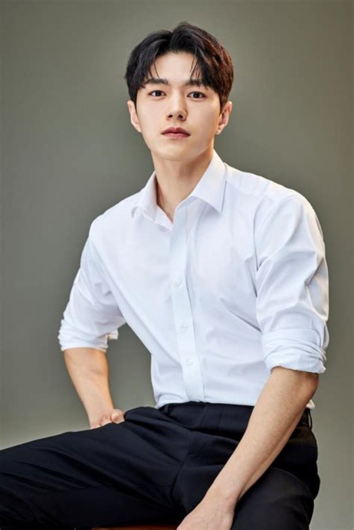 Kim MyungSoo (L) AsianWiki