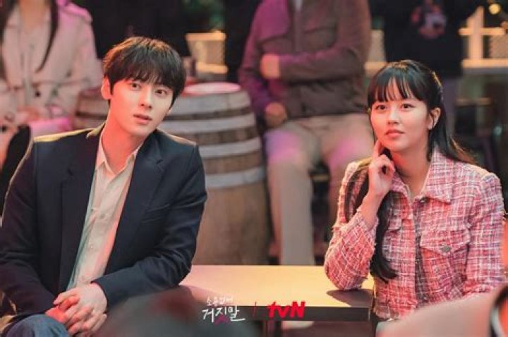 Kim So Hyun est&aacute; deslumbrante en las fotos de perfil de su nueva