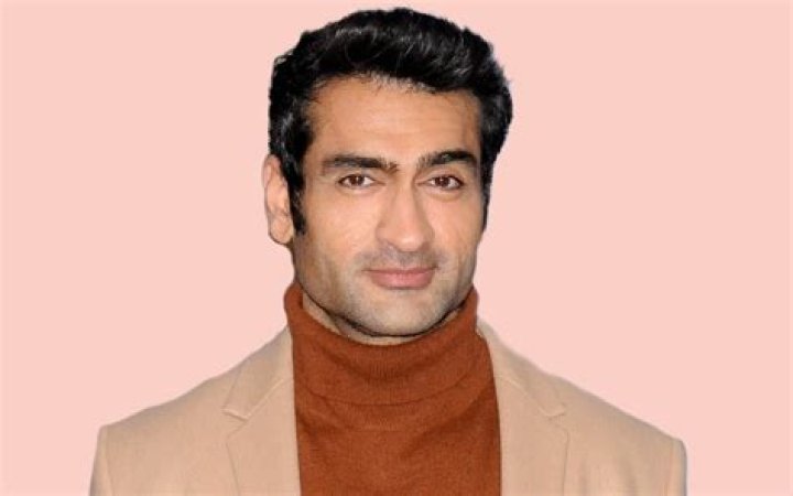 Kumail Nanjiani Height, Age, Girlfriend, Wife, Family, Biography & More