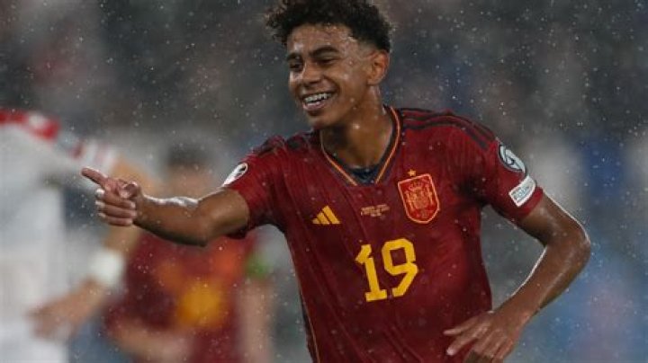 Lamine Yamal estreia pela Espanha, marca gol e bate dois recordes pela