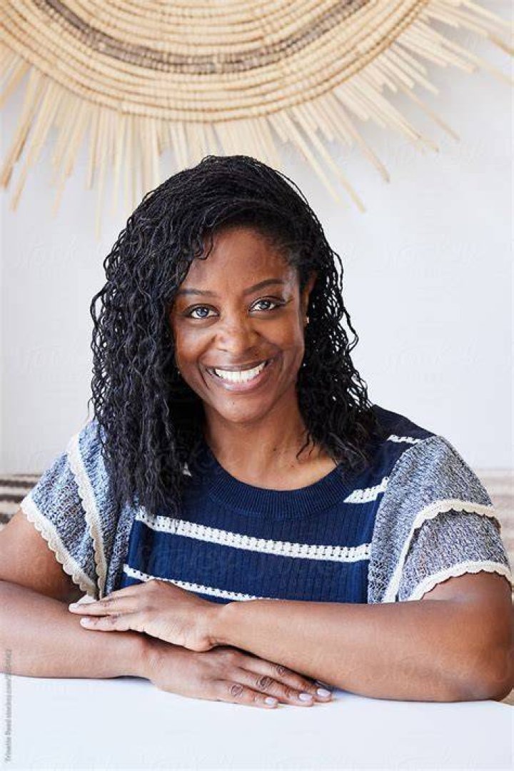 &laquo;Serious Portrait Of Mature Black Woman Relaxing On Bed At Home&raquo; del