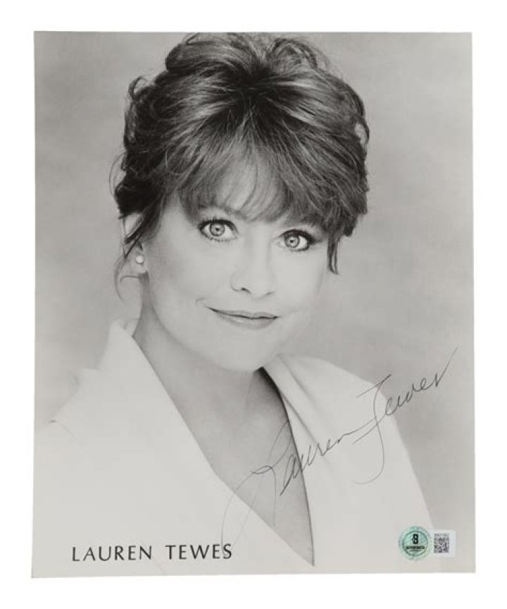 Lauren Tewes Signed 8x10 Photo (Beckett) Pristine Auction