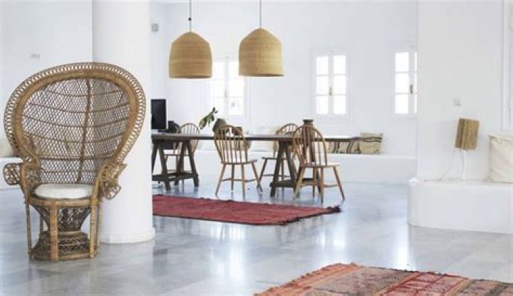 Le fauteuil Emmanuelle, de la dynastie tahitienne au cin&eacute;ma fran&ccedil;ais