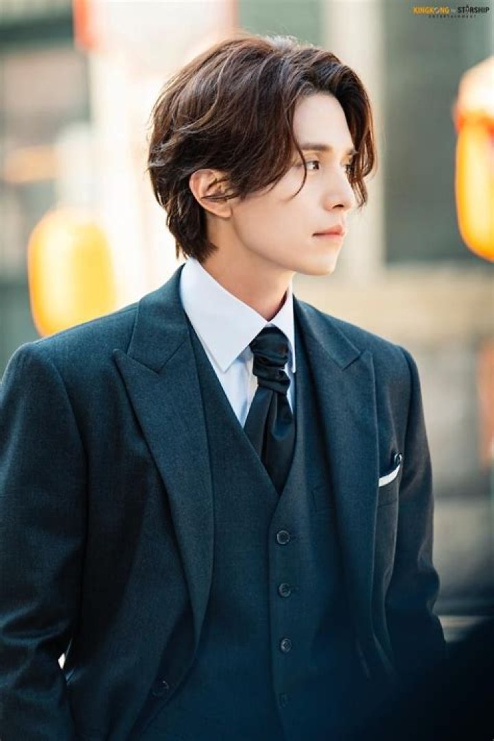 Lee Dongwook About Entertainment.ie