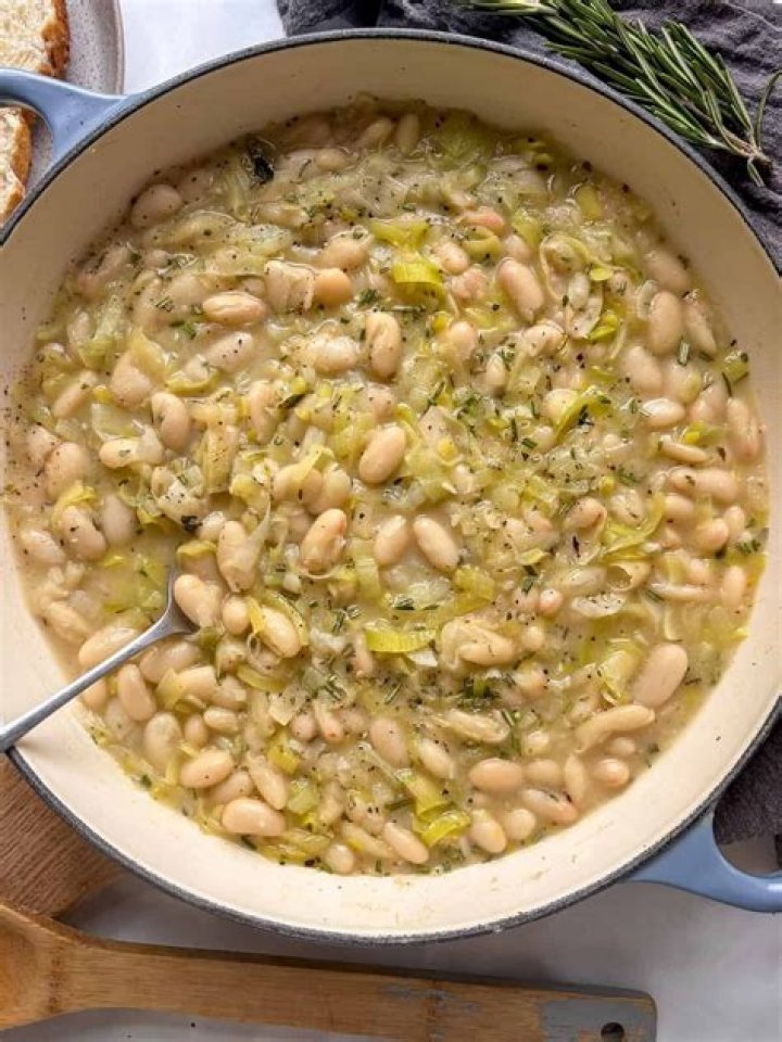 Leeks & white beans on toast recipe / Riverford