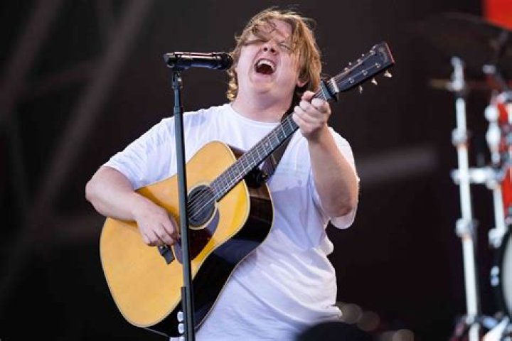 Lewis Capaldi Weight Gain Turning Into Vegan Goes Wrong For The Singer!