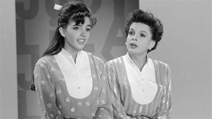 Liza Minnelli recalls how Judy Garland helped her cope with stage
