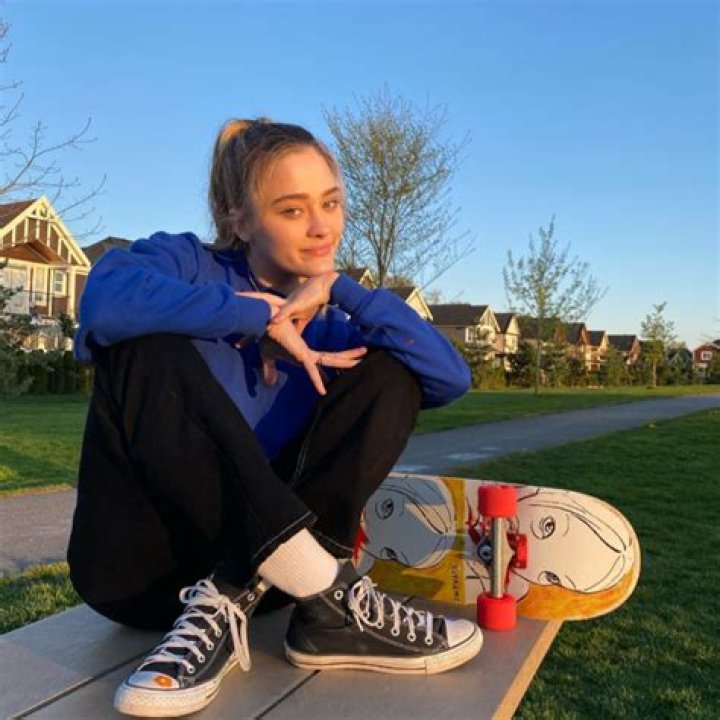 Lizzy Greene Net Worth Sibling, Relationship Status and How to Connect
