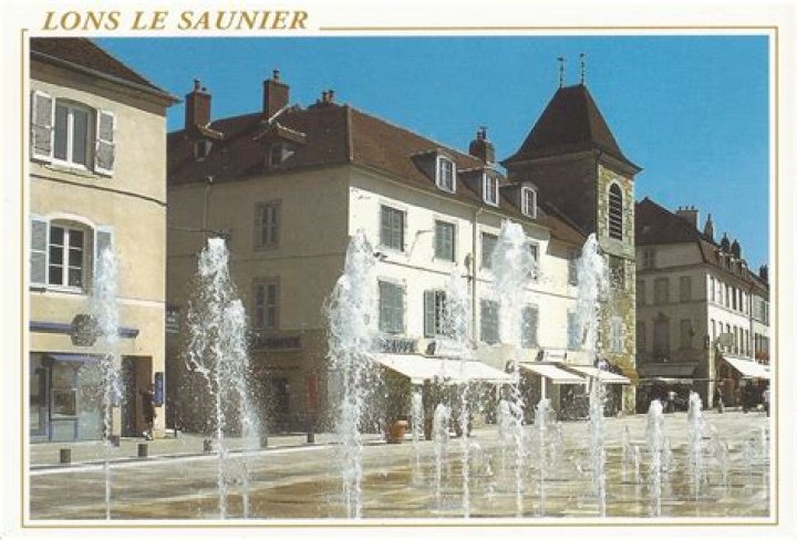 Lons le saunier;fontaine place de la libert&eacute;. une photo de Lonsle
