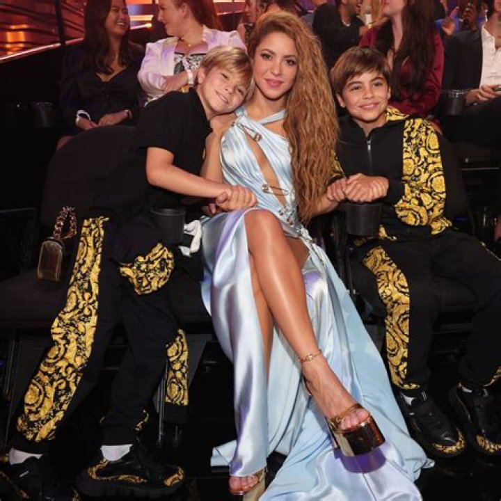 M&aacute;s fotos in&eacute;ditas de Shakira cuando era adolescente 24CON