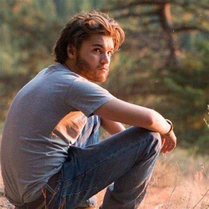 Man Died Alone In The Street, poem by Juli Monat