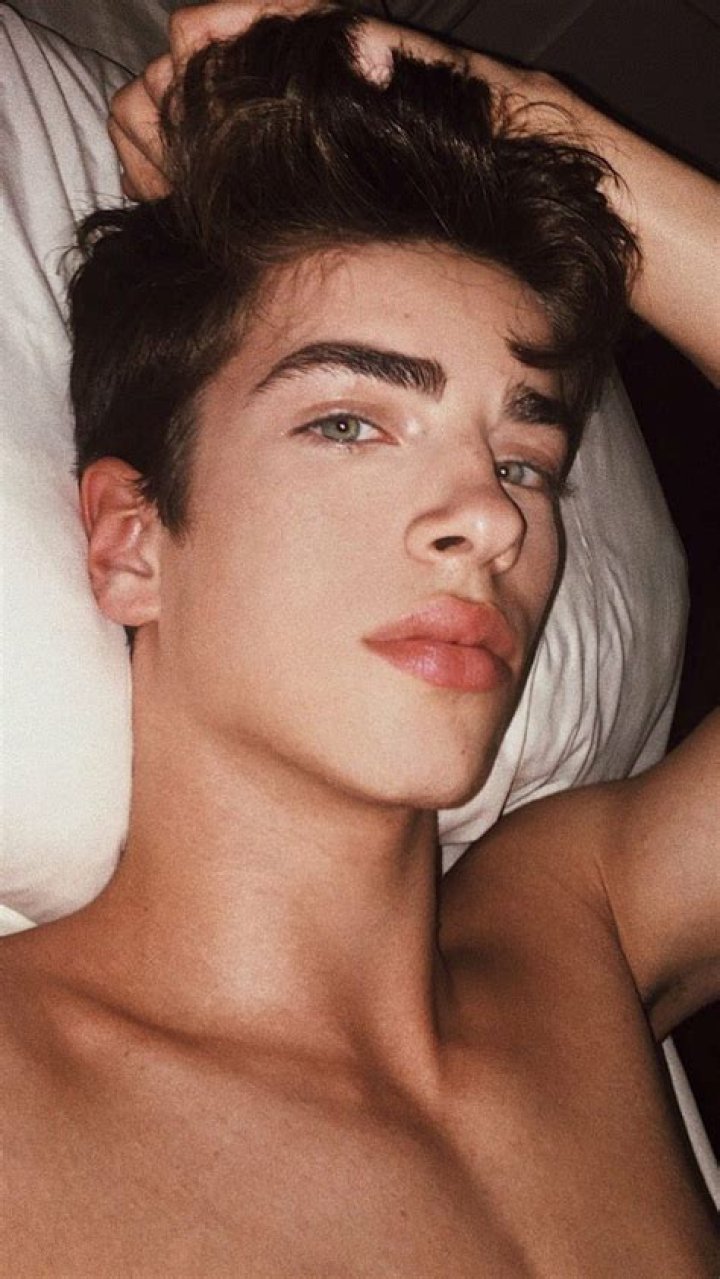 manu rios on Instagram &ldquo;still can't believe that he is real😍&rdquo; Homens