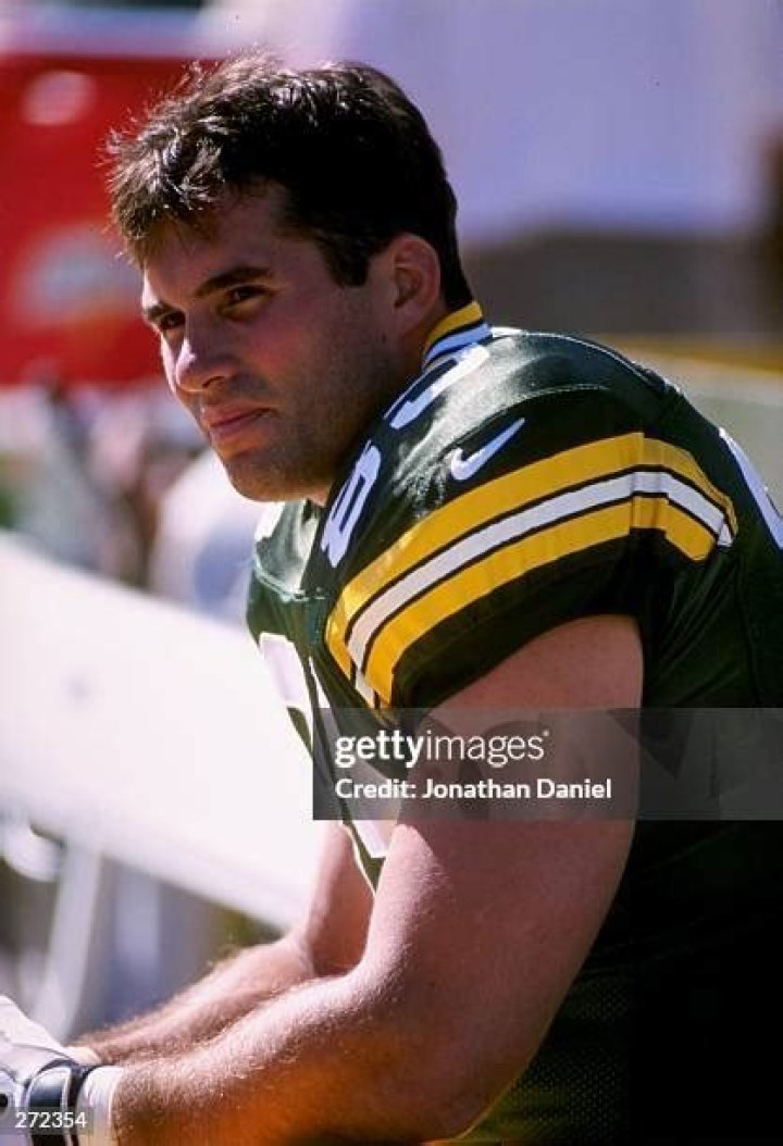 Mark Chmura of the Green Bay Packers in action against Derrick Brooks