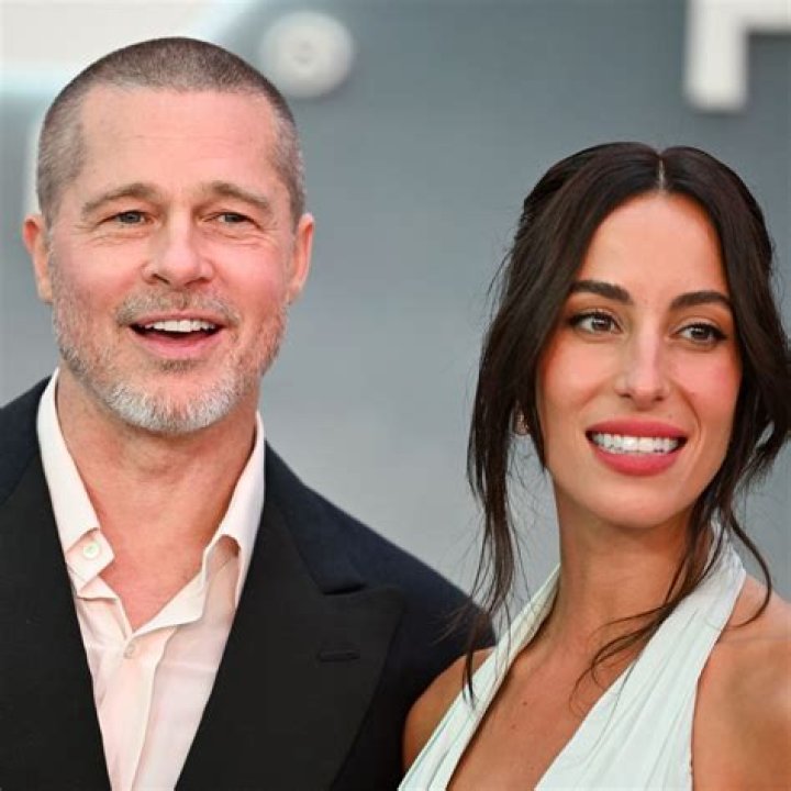 M&atilde;e de Brad Pitt cogitou confrontar Angelina Jolie pessoalmente e deixa