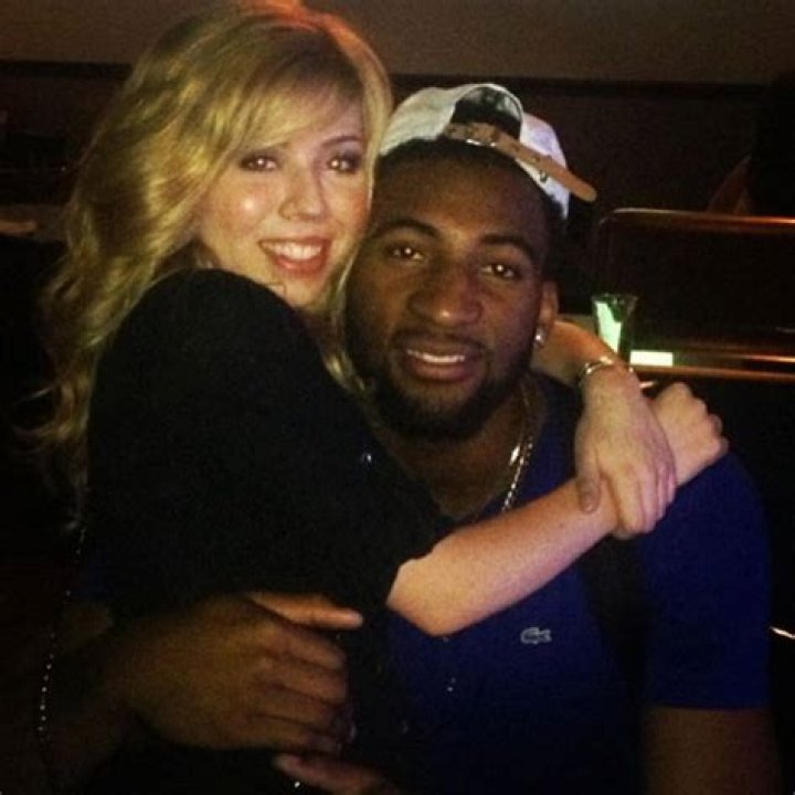 McCurdy Bio, Parents, Family, Boyfriend, Dating & Net Worth