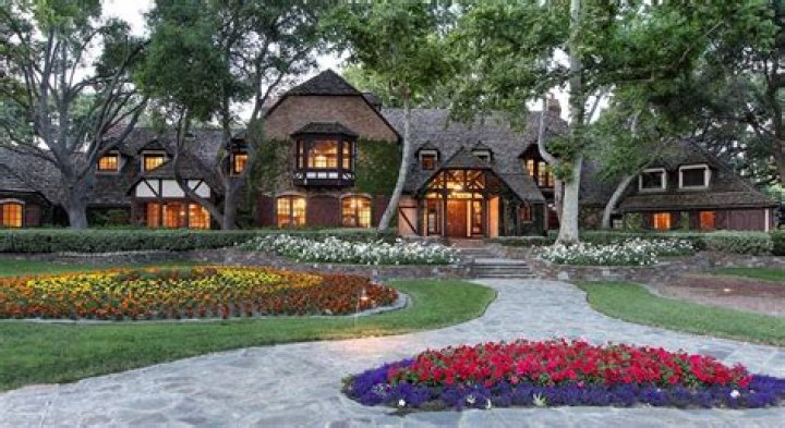 Meet the houses where Michael Jackson lived
