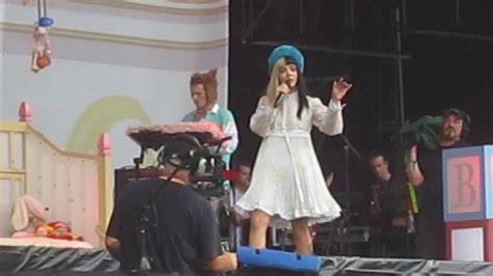 Melanie Martinez Mad Hatter (Live at VMA's 2017 Red Carpet) YouTube