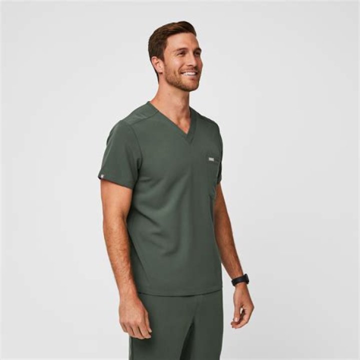 Men&rsquo;s Leon FREEx ThreePocket Scrub Top&trade; &middot; FIGS