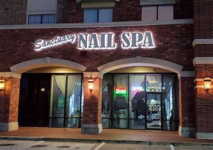 Nail Salons Near Me Now Open nude nails with red outline