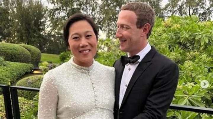 New Year Mark Zuckerberg shares photo with pregnant wife, says "love