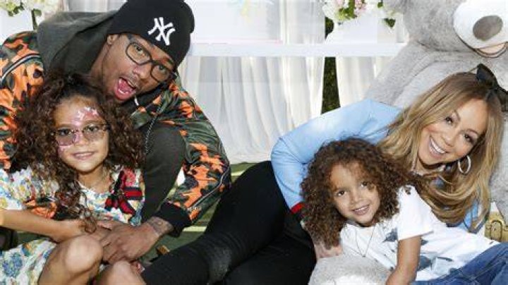 Nick Cannon con mam&aacute; y pap&aacute; Bobby llegando al estreno en el Teatro