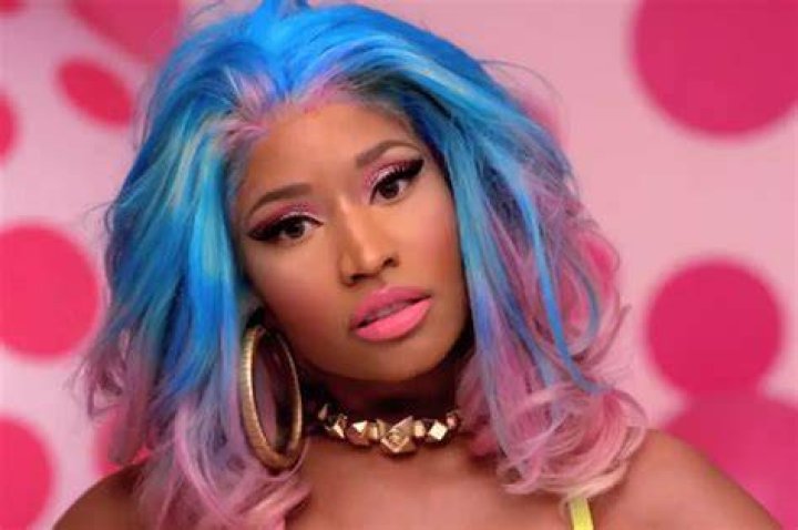 Nicki Minaj gives fans a risqu&eacute; peep show as she lifts up top to expose