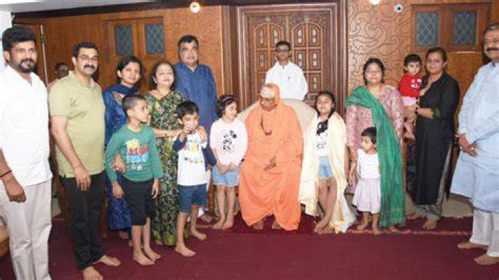 Nitin Gadkari visits Suttur Mutt before returning to New Delhi Star
