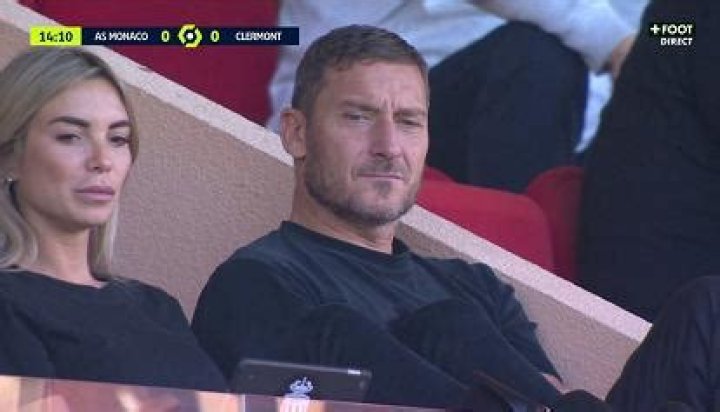 Noemi Bocchi, la nuova compagna di Totti sfoggia l'anello a Dubai un