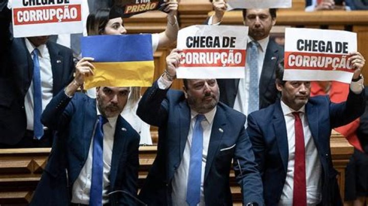 O presidente da S&eacute;rvia tem 2m de altura OwO IGN Boards