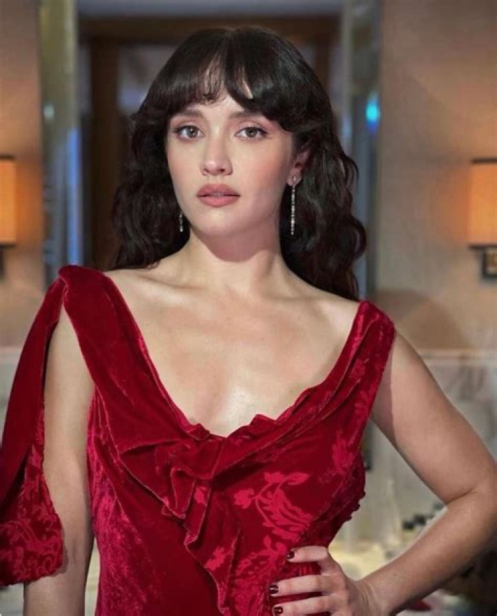 Olivia Cooke family mother, father, younger sister, boyfriends