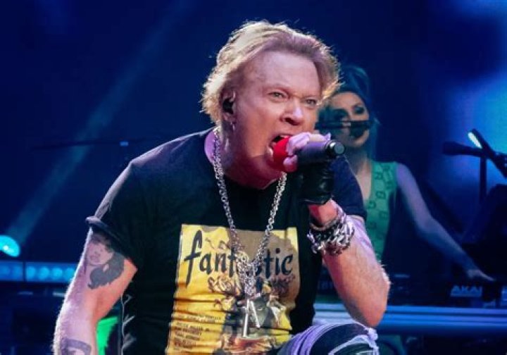 Os insepar&aacute;veis chap&eacute;us de Axl Rose, do cowboy ao policial GQ Estilo