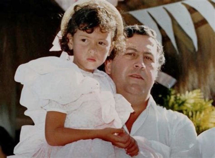 Pablo Escobar with his daughter r/Mafia