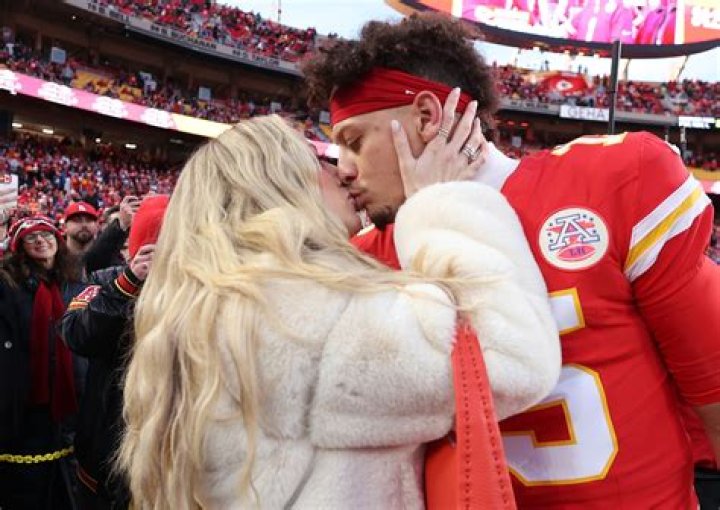 Patrick Mahomes kisses fianc&eacute;e Brittany Matthews midgame