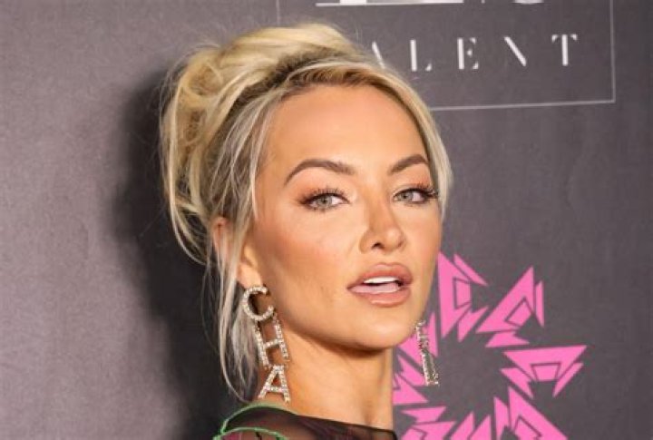 Peekaboob Lindsey Pelas pulls down bra to flaunt 32DDD assets