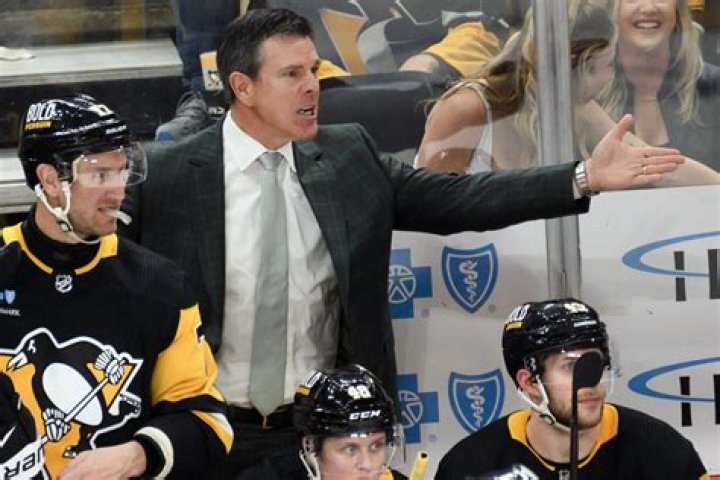 Penguins coach Mike Sullivan buys groceries for senior shoppers at
