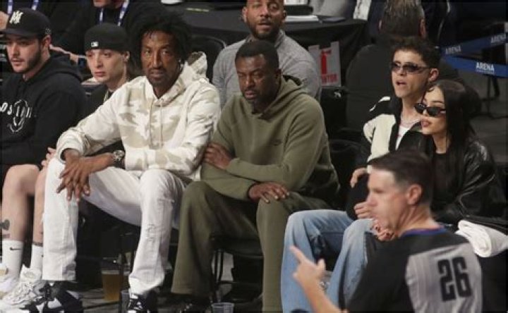 Peso Pluma se sienta junto a Scottie Pippen para ver la NBA en M&eacute;xico