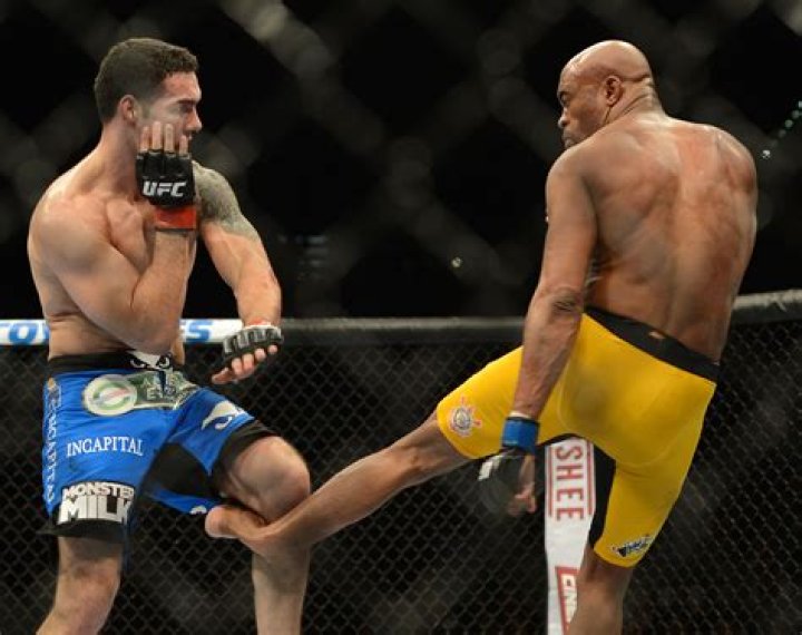 Photo Anderson Silva breaks his leg after throwing a leg kick The