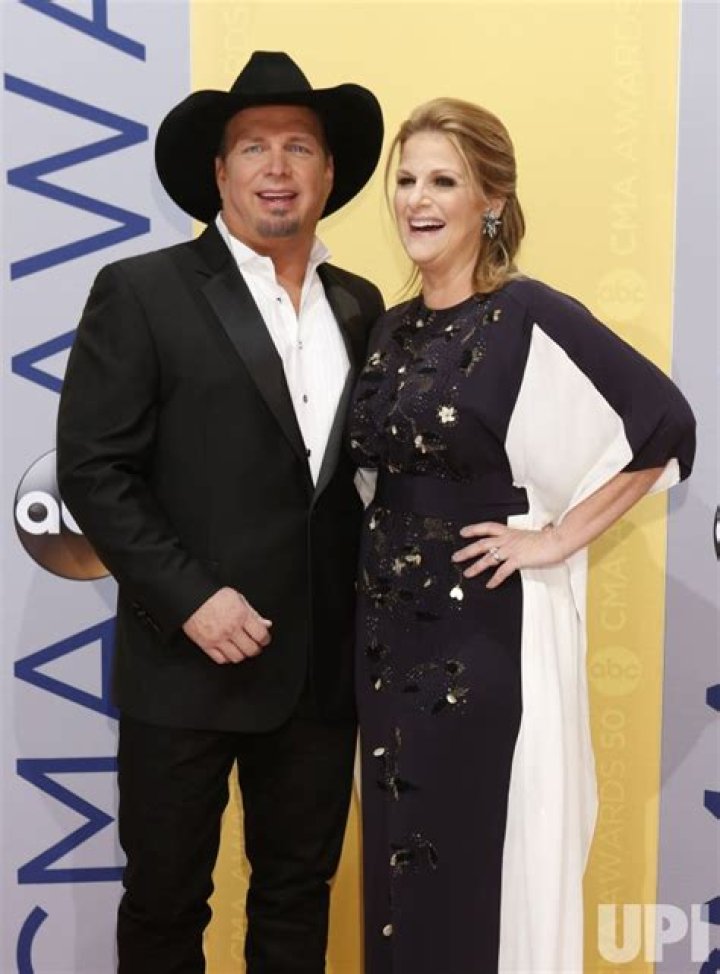 Photo Garth Brooks and wife Trisha Yearwood arrive at 2016 Country