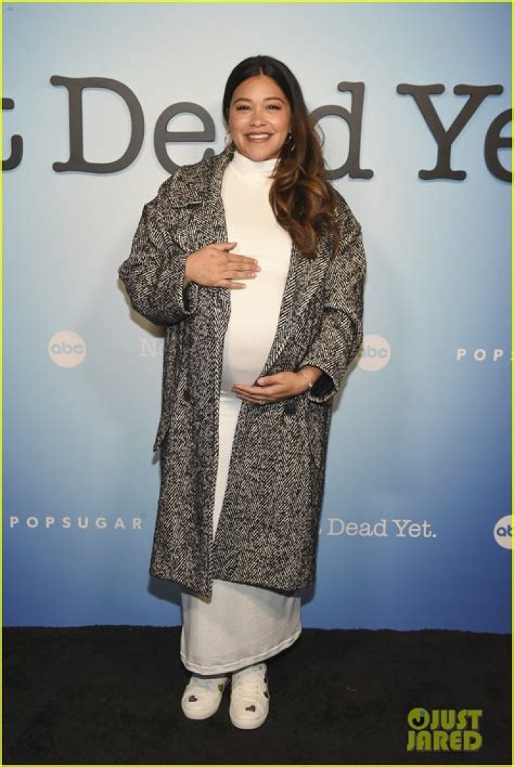 Photo gina rodriguez still preg not dead yet costars abc premiere 02