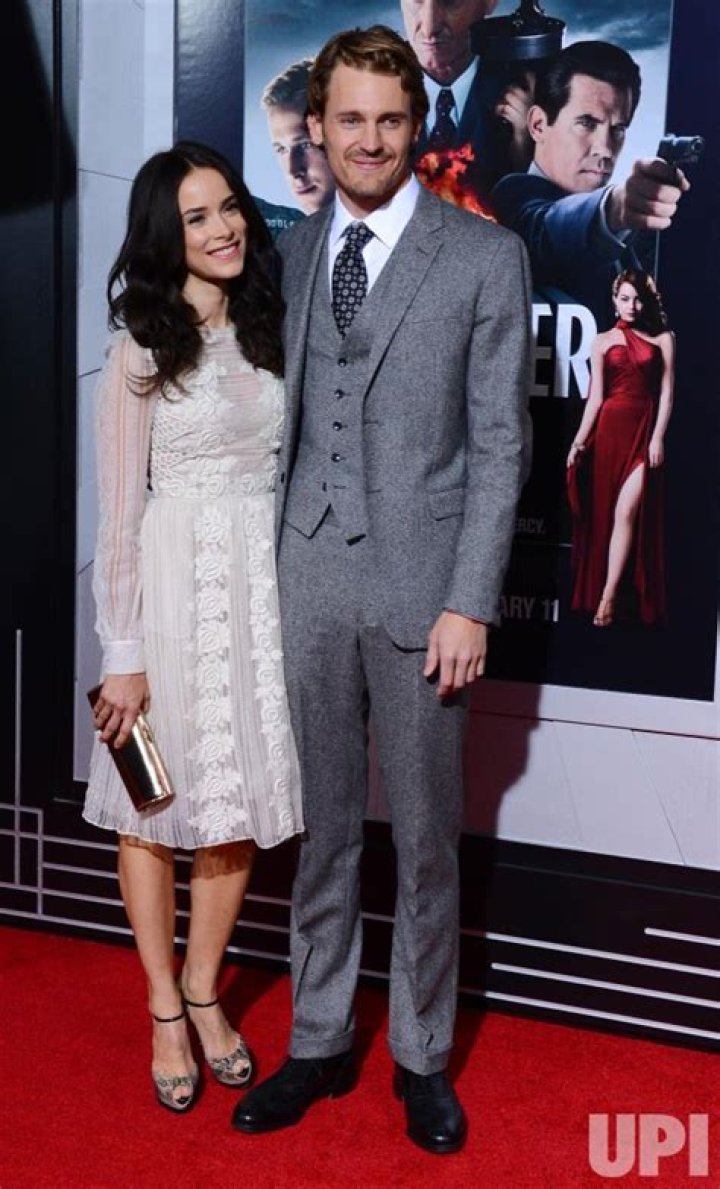 Photo Josh Pence and Abigail Spencer attend the "Gangster Squad