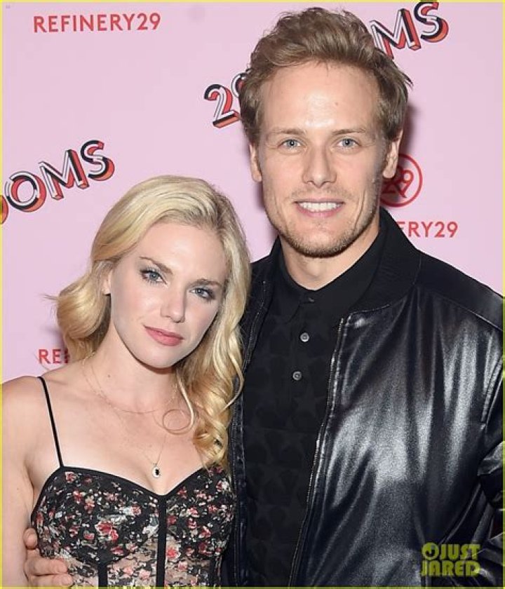 Photo sam heughan mackenzie mauzy vanity fair oscars party 03 Photo