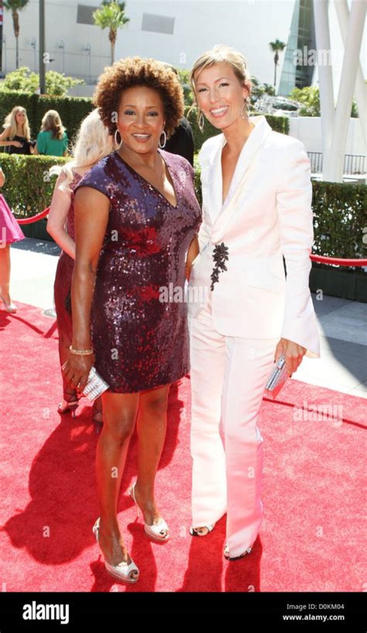 Photo Wanda Sykes and her wife Alex arrive at the 62nd Primetime Emmy