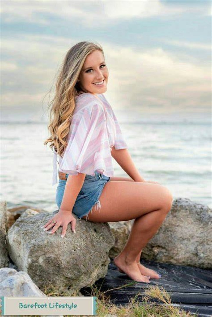 Pin by Joe Kisner on Barefoot Senior portraits girl, Girl senior