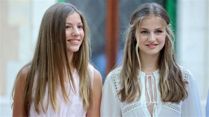 Princesa Leonor de Borb&oacute;n y el futbolista Pablo Gavi en medio de