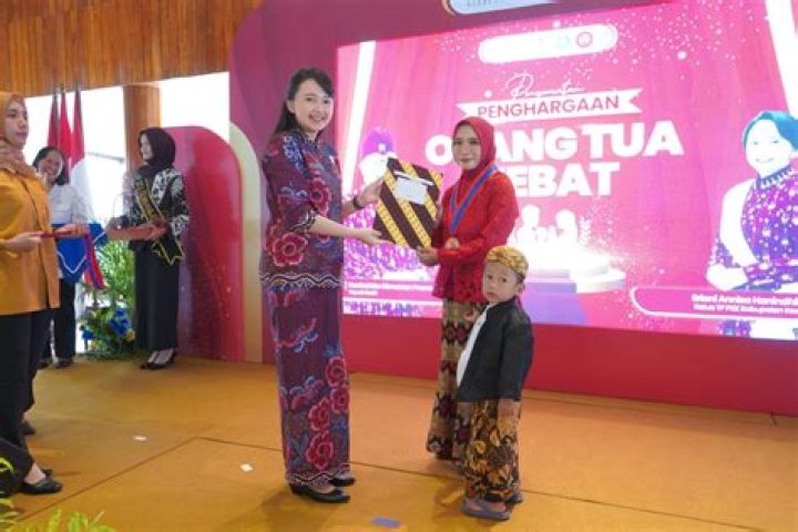Ratusan Orang Tua Hebat di Kabupaten Pasuruan, Diwisuda pasuruankab.go.id