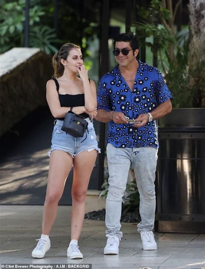 Ren&eacute;e Ash gibt Monty Lopez eine weitere Chance, nachdem er sie &bdquo;in die