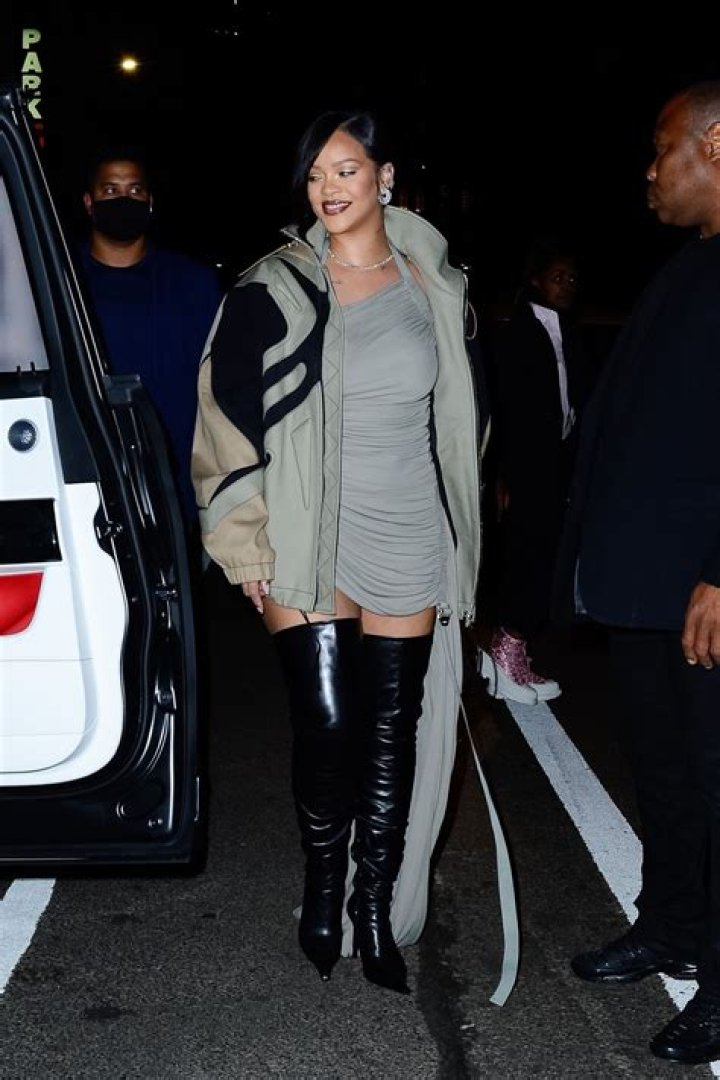 Rihanna flies out of NYC after the stabbing death for her former roadie