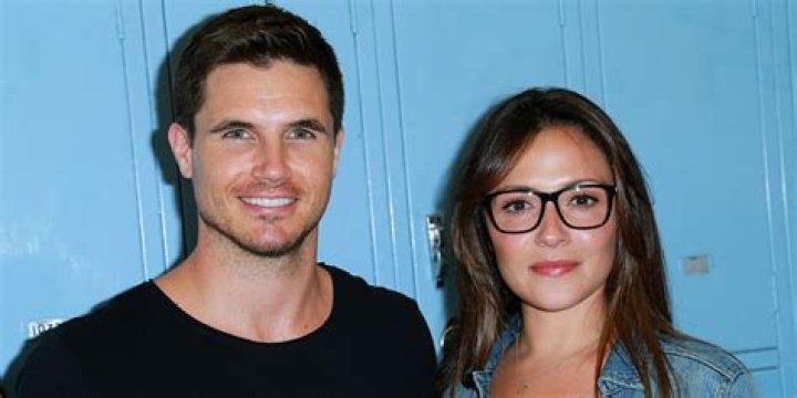 Robbie Amell Age, Height, Wife, Brother, Net Worth, Siblings, Family Facts