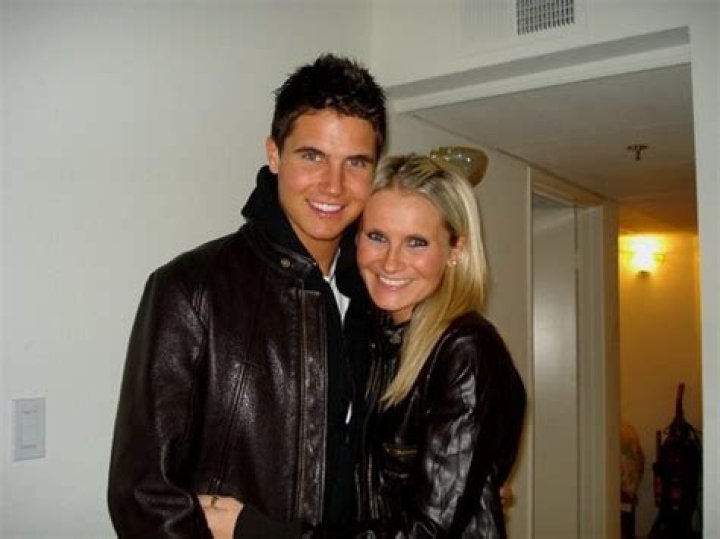 Robbie Amell Sister Jamie Amell Is A Former Model