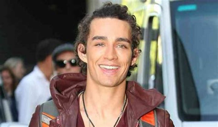 Robert Sheehan Age, Net Worth, Girlfriend, Family, Height and Biography